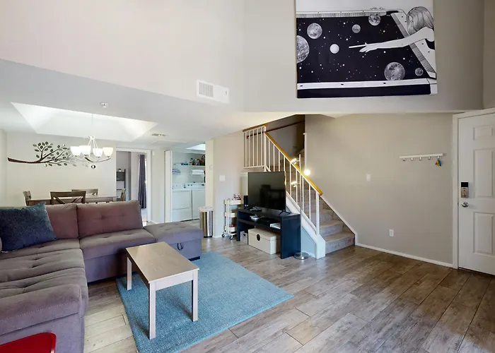 Modern South Apartment *