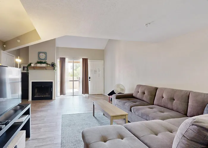 Modern South Apartment *