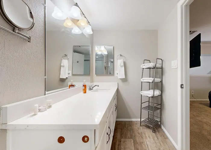 Modern South Apartment *